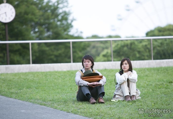 (左から)濱田岳、戸田恵梨香/「透明ポーラーベア」場面カットより