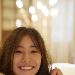新木優子、彼女感満載の笑顔ショット!写真集の新カット公開