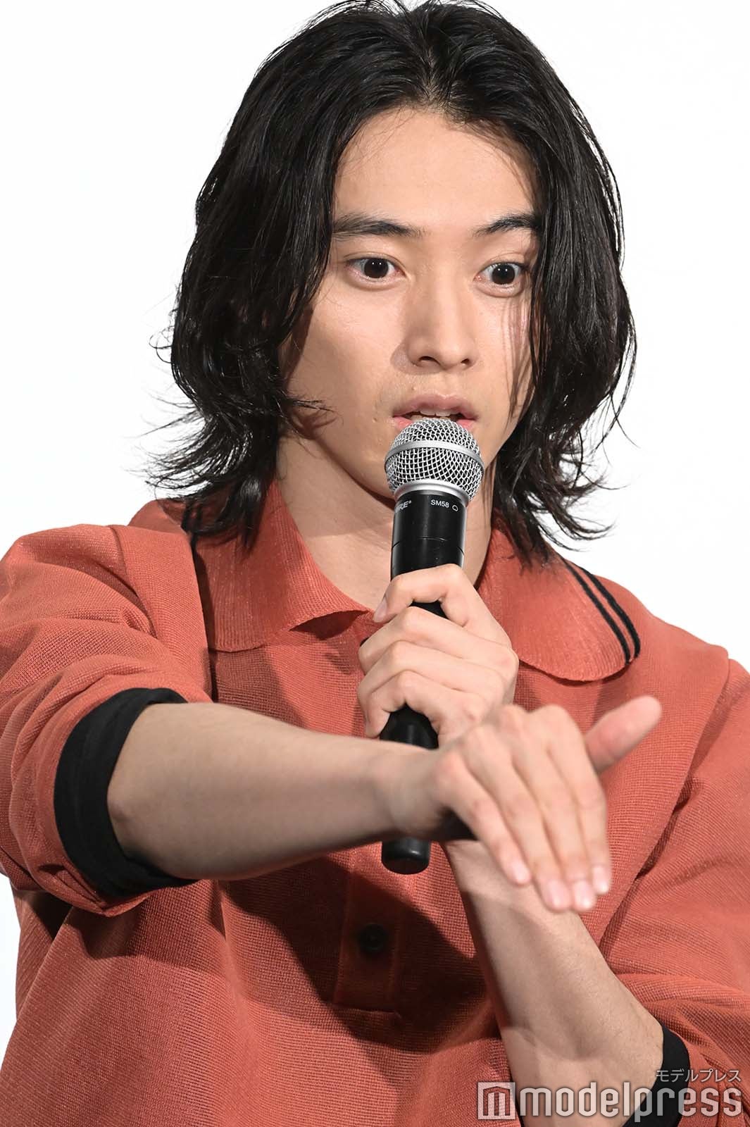 手振りで表現する山崎賢人（C）モデルプレス