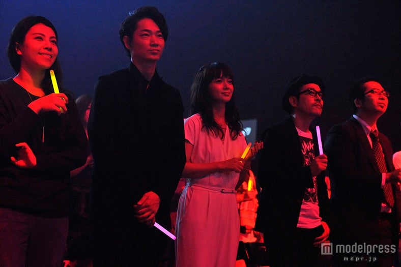 （左から2人目より）綾野剛、多部未華子、田口トモロヲ監督（C）映画「ピース オブ ケイク」製作委員会