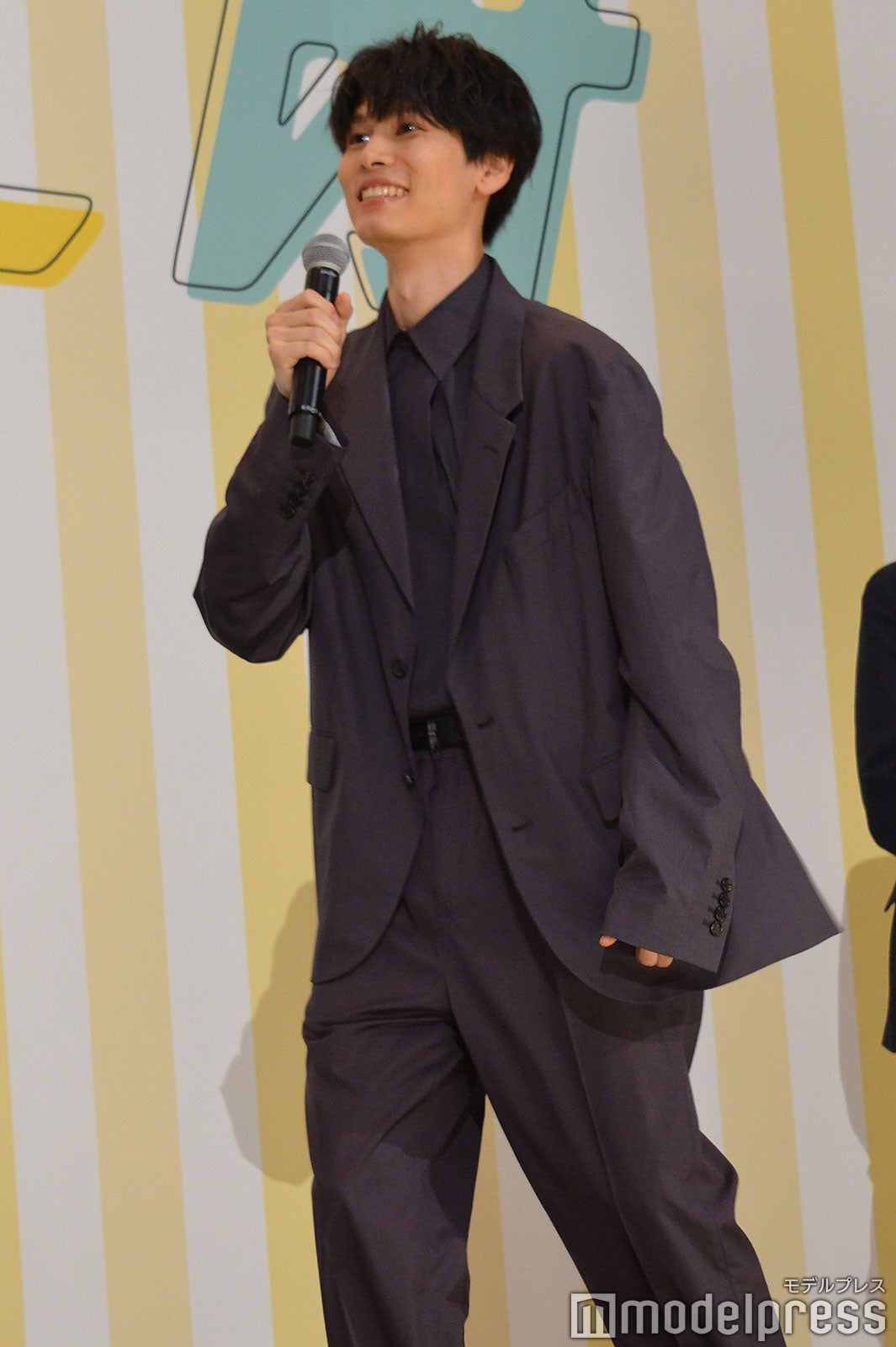 ダチョウのモノマネをする萩原利久（C）モデルプレス