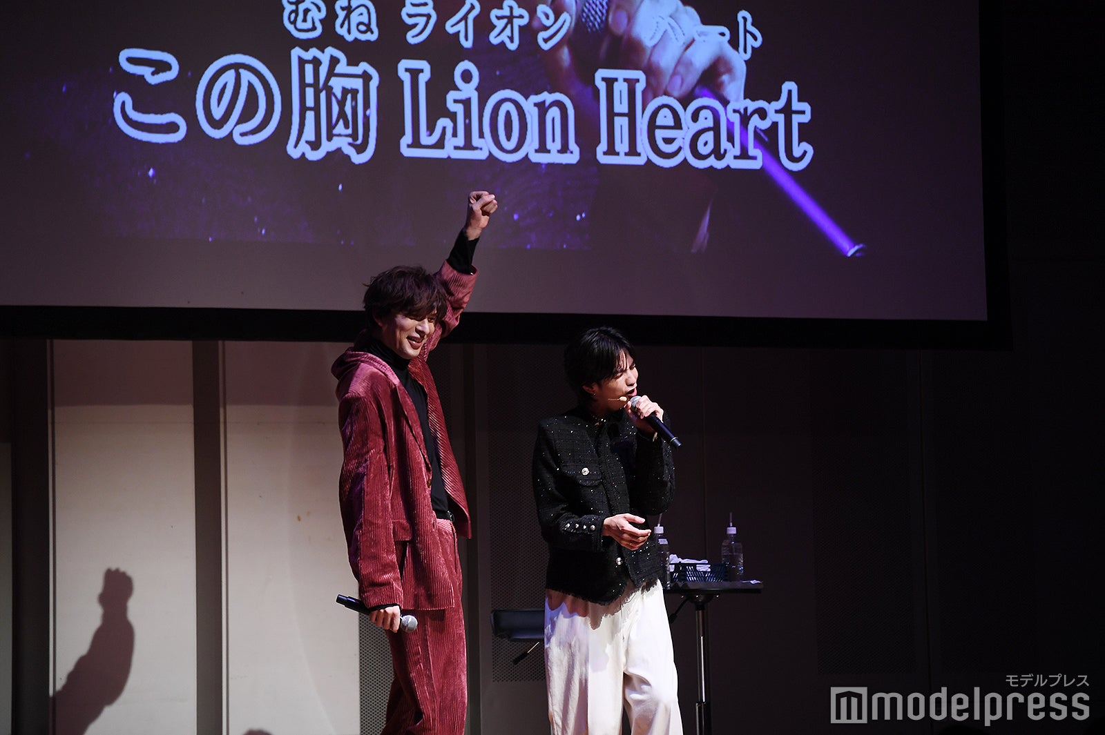 「らいおんハート」を熱唱する志尊淳を盛り上げる城田優（C）モデルプレス