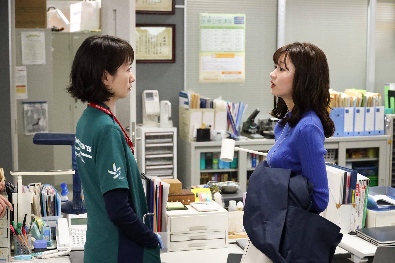 波瑠、岡崎紗絵「ナイト・ドクター」第4話より（C）フジテレビ