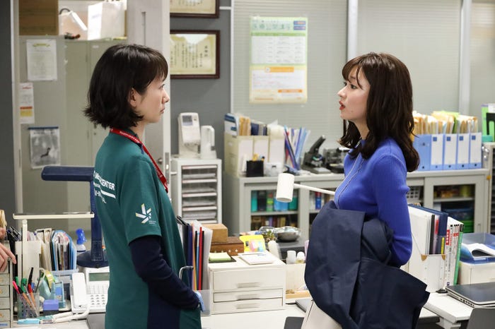 波瑠、岡崎紗絵「ナイト・ドクター」第4話より(C)フジテレビ