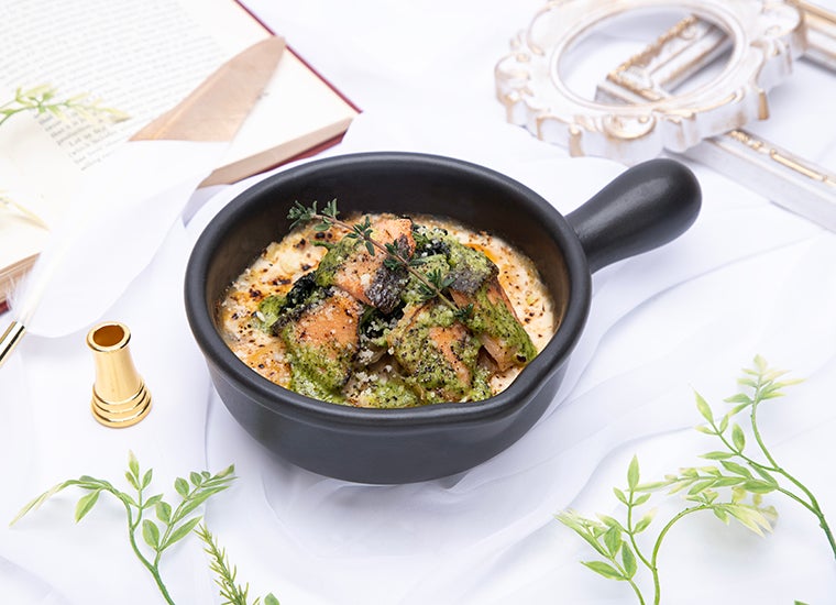 【ERIC】バジルソースのサーモンドリア税込1,870円／提供画像