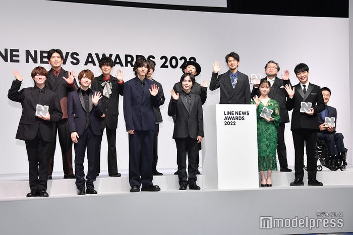 「話題の人賞」に選ばれた(前列左から)なにわ男子、橋本環奈、川島明(後列左から)wacci、樋口真嗣監督、国枝慎吾(C)モデルプレス