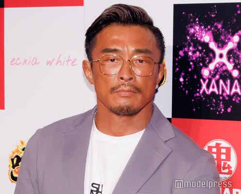 秋山成勲、娘・サランちゃんに頬キス 密着2ショットに「仲良し家族」「SHIHOさんに似てる」の声