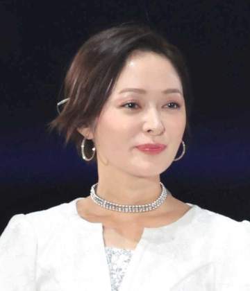 20歳で第1子出産の元国民的アイドル 「末っ子」が9歳に 新ヘアでの変化に「世界一ショート似合う」「美しくエレガント」