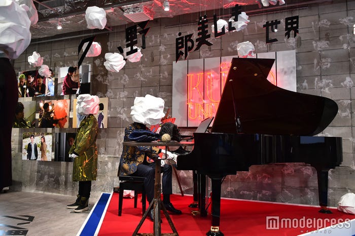 映画に使用された衣装や小道具など (C)モデルプレス