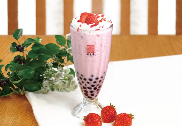 春水堂「タピオカ苺ミルクティー」春色ドリンクにたっぷりクリーム&スライス苺をON