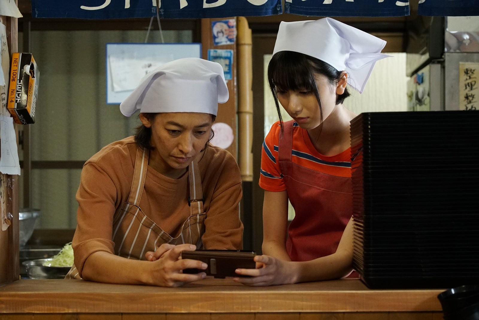 （左から）片岡礼子、池間夏海（C）2020イーピャオ・小山ゆうじろう／集英社・映画「とんかつDJアゲ太郎」製作委員会