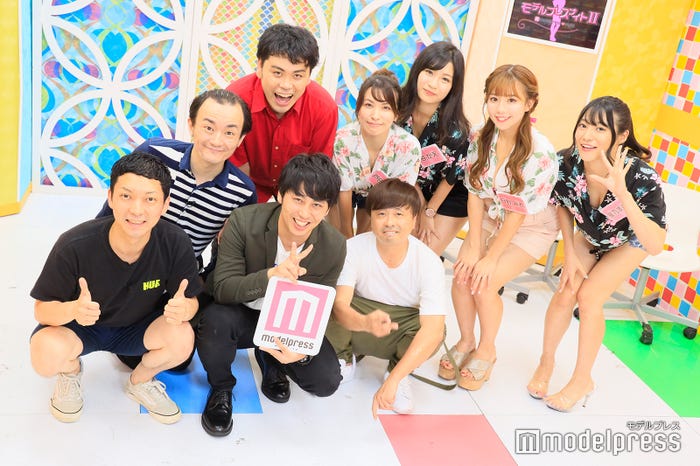 (前列左から)ニューヨーク、河本準一(後列左から)ななまがり、戸田れい、谷かえ、日野麻衣、星乃まおり (C)モデルプレス