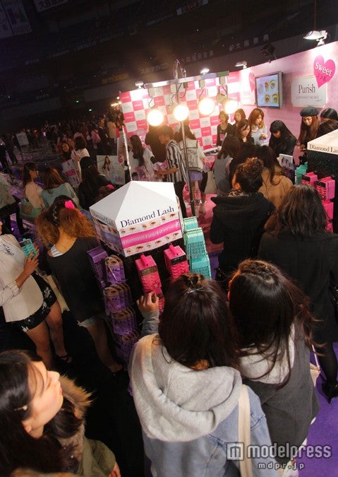 トレンドに敏感な女性たちが殺到した「DiamondLash」のブース