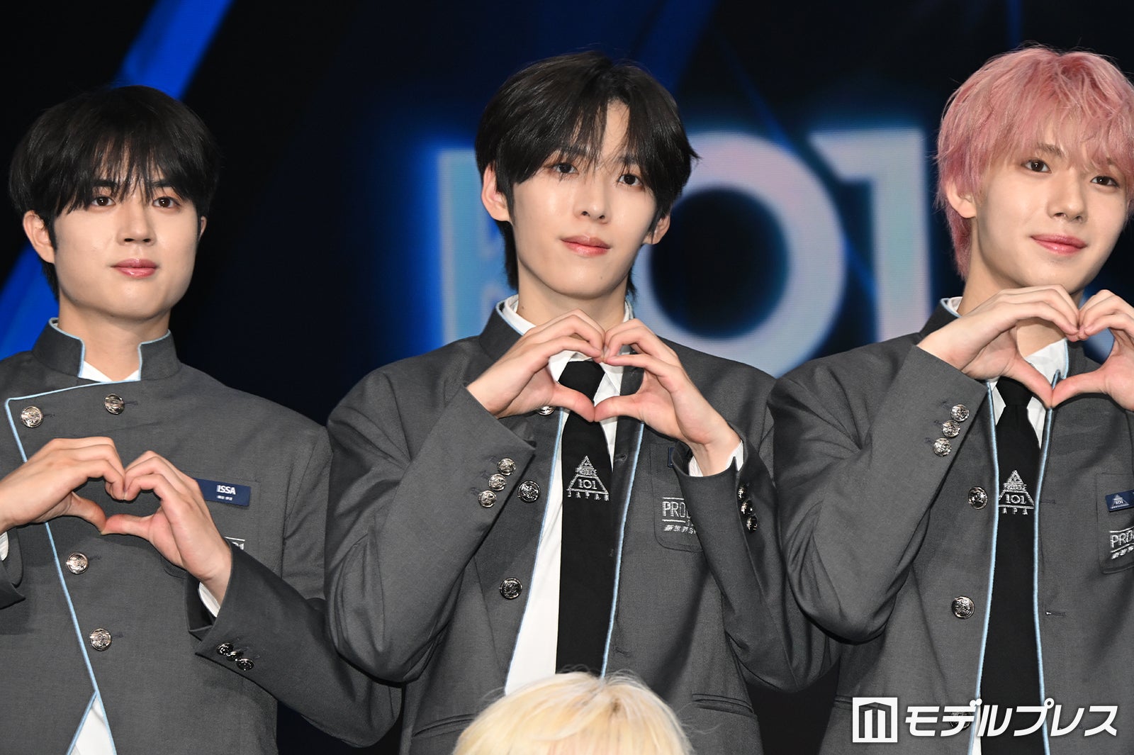 ハートを作るISSA（柳谷伊冴）、SHINHAENG（オ・シンヘン）、YOSHIKI（矢田佳暉）（C）モデルプレス