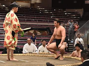 大相撲 父はハワイ出身の元十両、砂武蔵が前相撲白星デビュー「頑張ります」