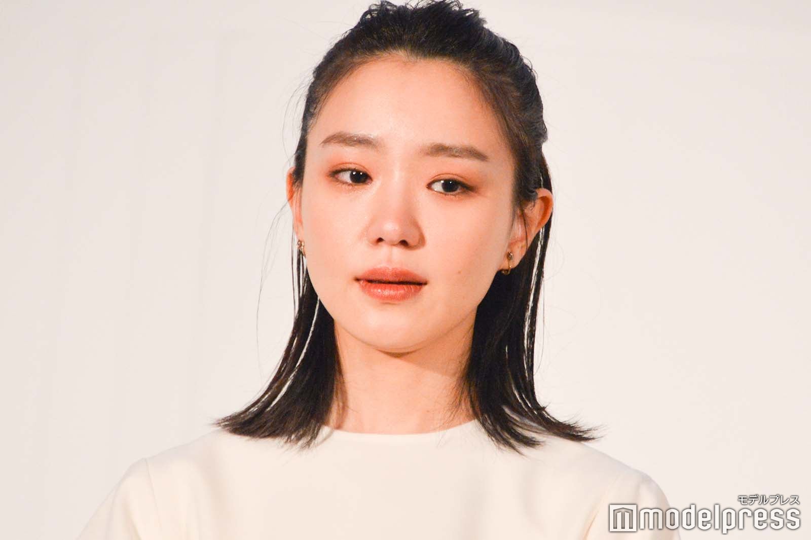 奈緒も手紙に涙 （C）モデルプレス