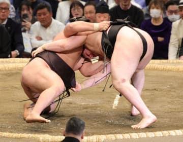 安青錦が執念の7勝目 霧島撃破で勝ち越しに望み 直接対決でのVは許さず 負け越し危機から2連勝で千秋楽へ