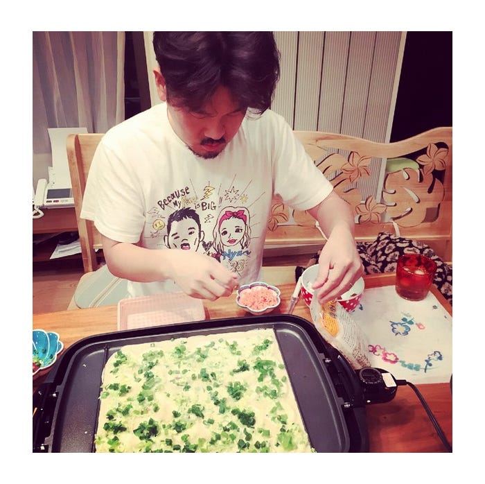 たこ焼き作りに没頭するフジモン、Tシャツのイラストが話題に/木下優樹菜Instagramより