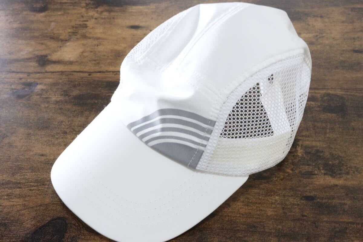 ダイソーのスポーツキャップ（部分メッシュ、反射プリント付き）のビジュアル