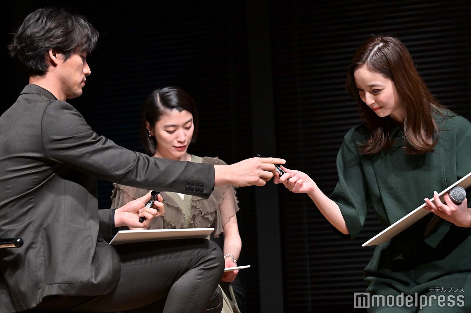 佐々木希にペンを渡す福士蒼汰（C）モデルプレス