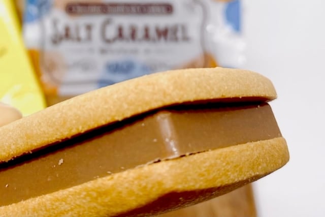 カルディオリジナル「チョコレートサンドクッキー塩キャラメル」