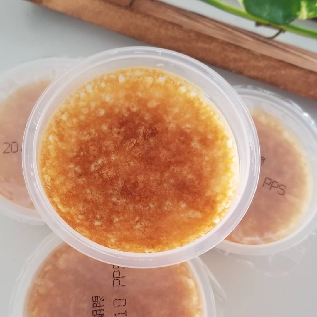 セブンイレブンの直火焼プリンの蓋を開けた写真