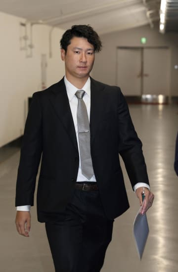 広島 島内が大台突破 年俸1.3億円でサイン「4200万増です。目標だったので達成できてうれしい」 今季60試合登板、15試合連続無失点もマーク