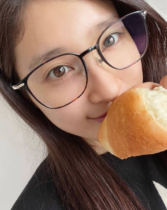 土屋太鳳、メガネ姿のナチュラルショットに「すっぴん？」「透明感すごい」