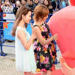 菊地亜美とともにレッドカーペットを歩く、水沢アリー（左）