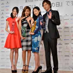  「The Best of Beauty 2013 授賞式」に登壇した（左より）吉本実憂、ローラ、壇蜜、塚本高史