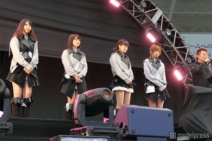 左から柏木由紀、大島優子、前田敦子、篠田麻里子、戸賀崎智信氏