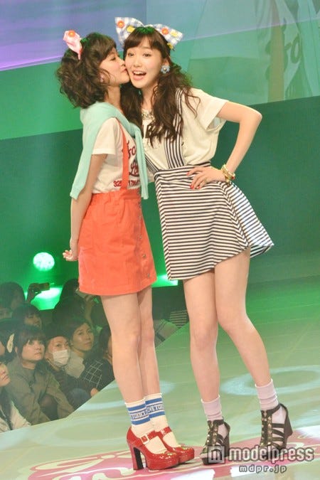 「nicola 東京開放日2014」に登場した(左から)藤麻理亜、飯豊まりえ