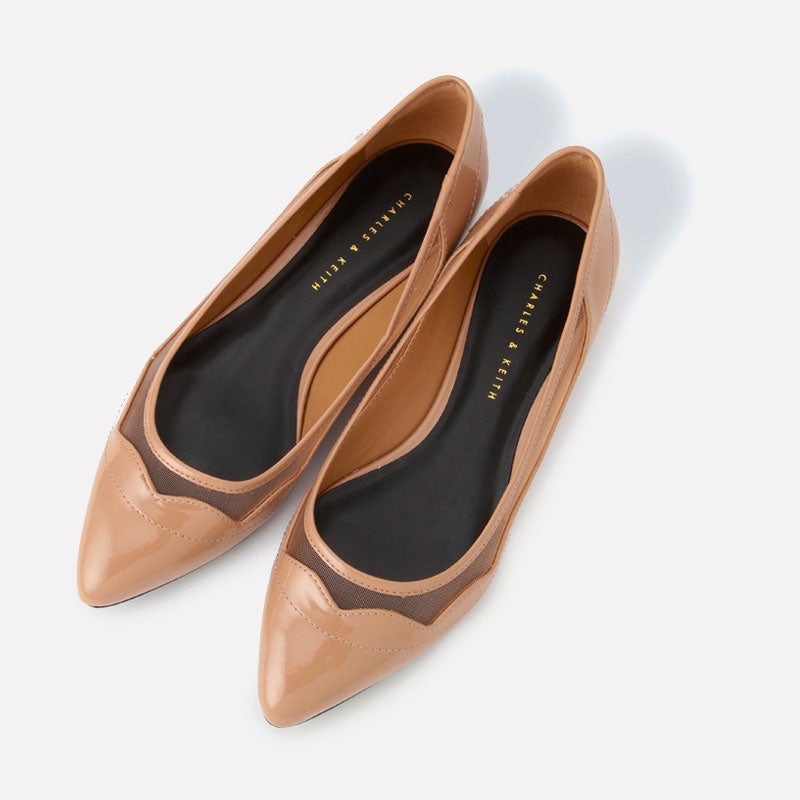 カットアウトバレリーナフラットシューズ「CHARLES & KEITH」5,940円（税込）／画像提供：CHARLES & KEITH