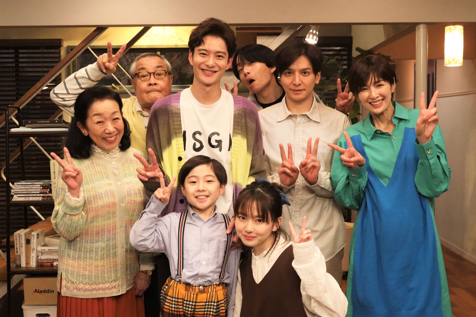 生田斗真、主演ドラマ「書けないッ！？」笑顔でクランクアップ　キャスト集結ショット到着