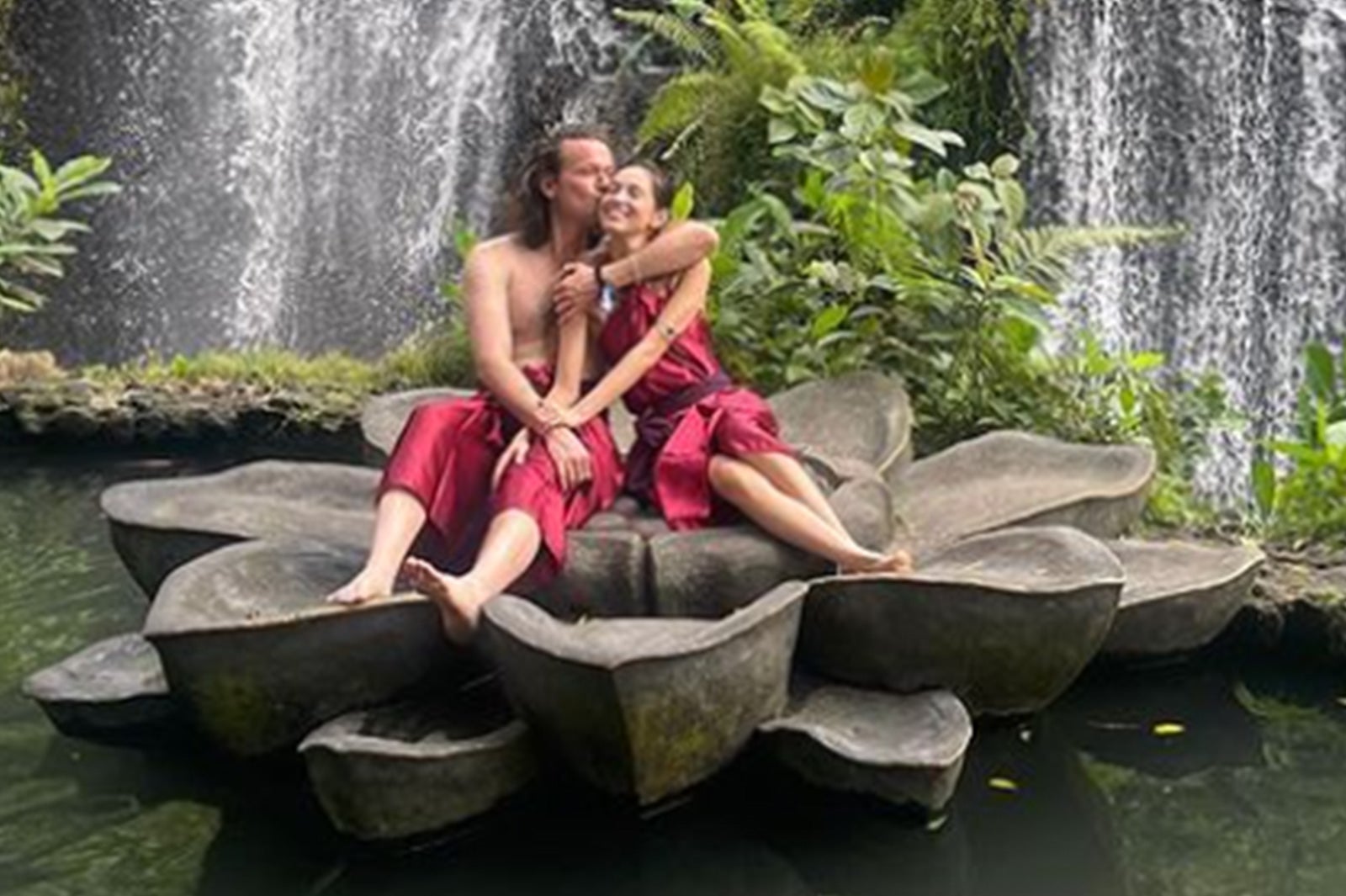 水原希子、バリ島で密着キス＆バックハグ ジョン・キャロル・カービー氏が公開