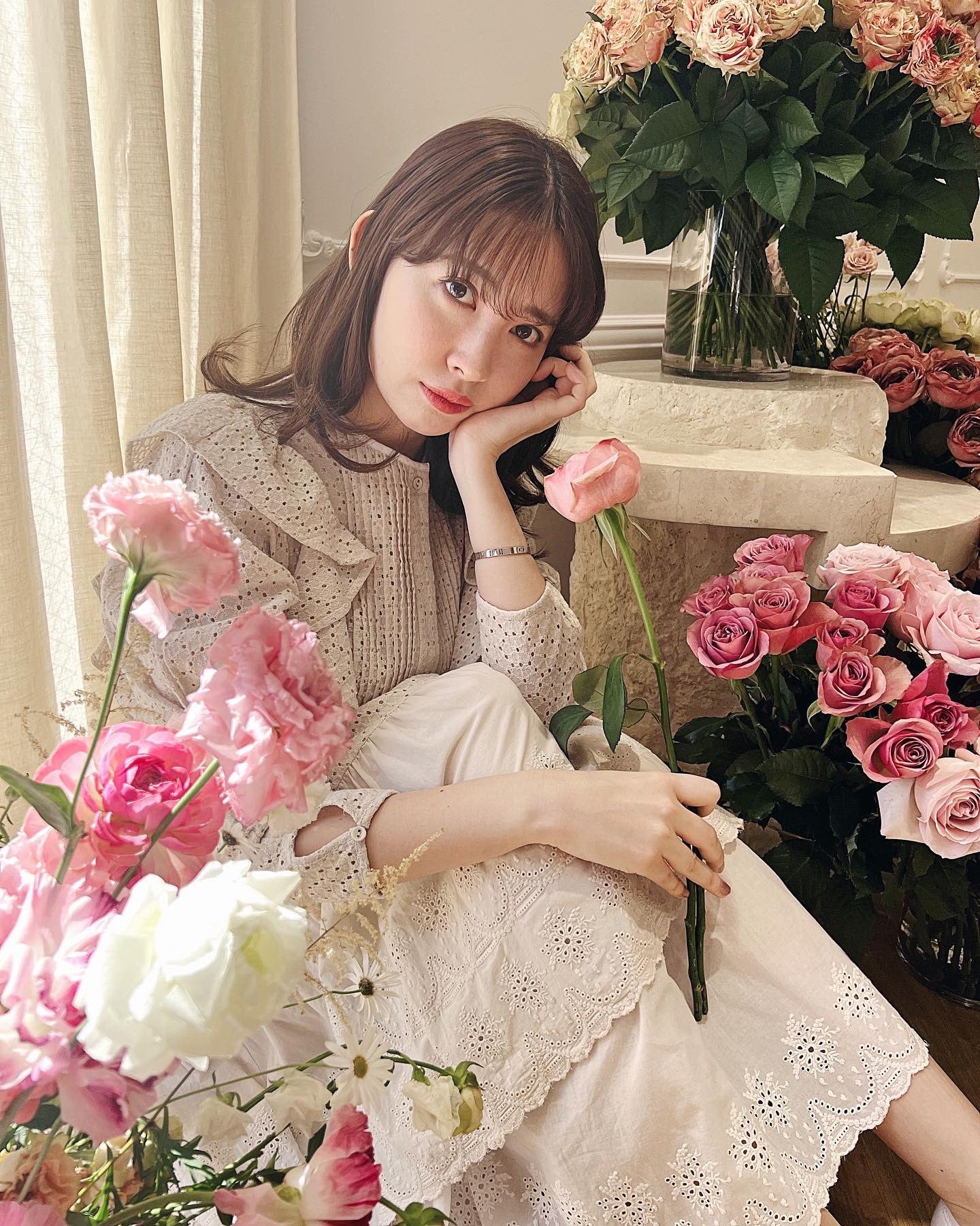 小嶋陽菜、CCO就任祝いに“222本のバラ”贈られる 祝福の声続々