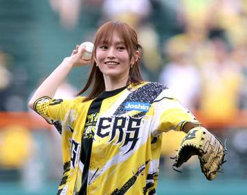 阪神 山本彩が始球式でノーバウンド投球披露！今季現地観戦3戦3勝の女神が聖地降臨「女神パワーで勝てたらいいな」