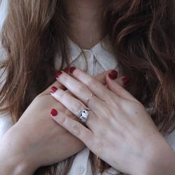 モヤモヤする...!心から湧き上がる「嫉妬心」を抑える方法