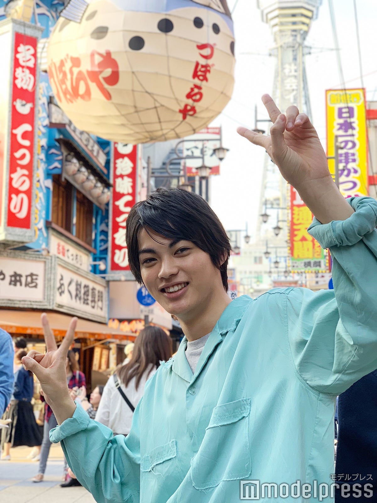 神尾楓珠、通天閣をバックに （C）モデルプレス