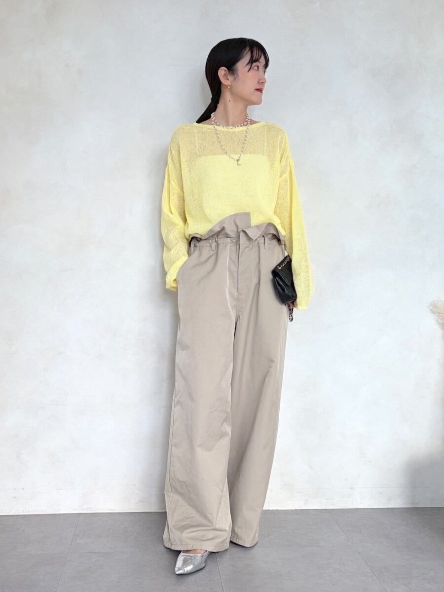 2026春大人女性ベージュワイドパンツ大人可愛いコーデ