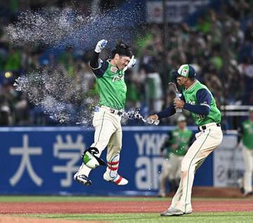 ヤクルト2試合連続サヨナラ勝ち！延長十回に代打・古賀が右犠飛で決めた 九回2死からキハダが同点許すも執念で7月初の3連勝