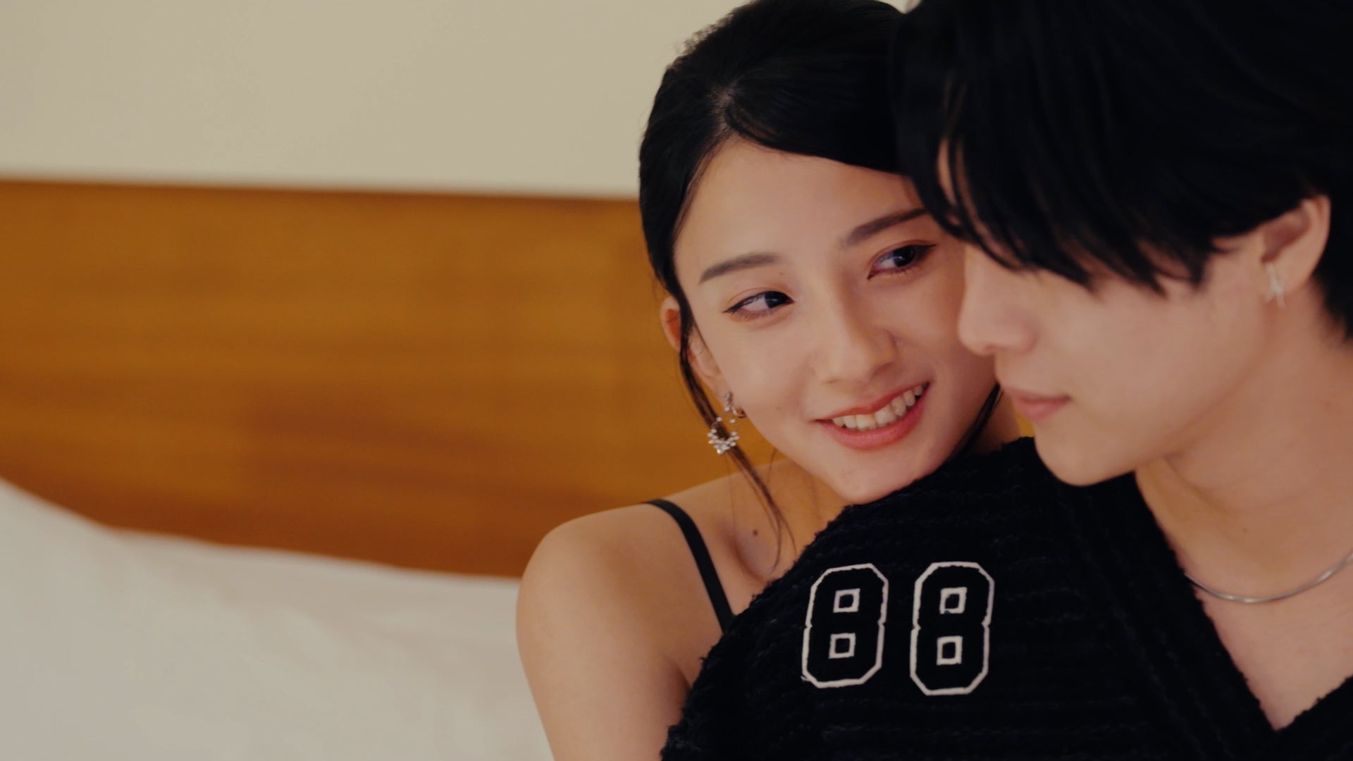 神ボディ美女アオイ、ベッドでのアプローチに視聴者悶絶「迫られたらヤバい」【ラブキン】