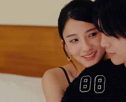 神ボディ美女アオイ、ベッドでのアプローチに視聴者悶絶「迫られたらヤバい」【ラブキン】