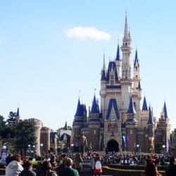 東京ディズニーが買い物袋有料化を発表 ユーザーの反応は モデルプレス