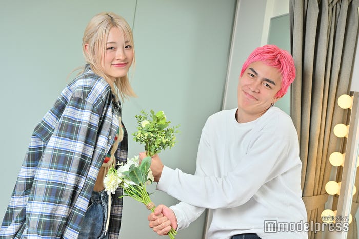 美月に花束を渡すマテウス(C)モデルプレス