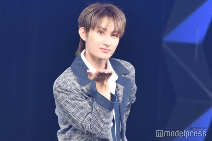 笑いではなく投げキスで決めたハルト(C)モデルプレス