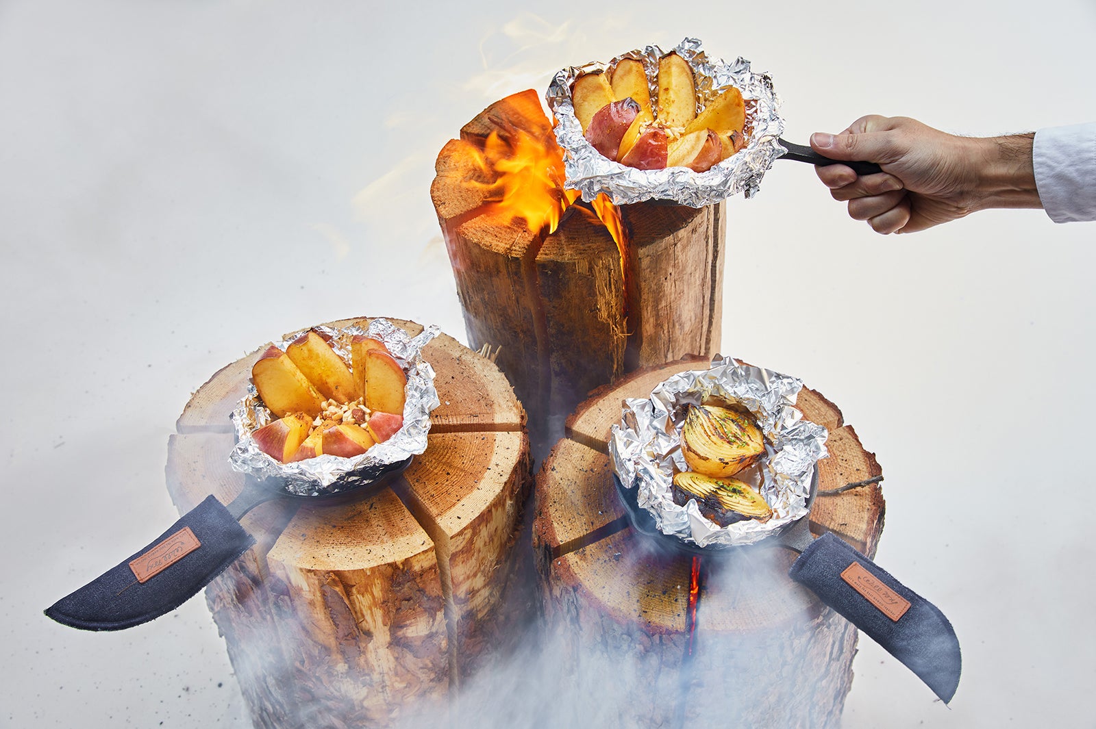 スウェディッシュトーチ／ベイクドアップル・ベイクドオニオン・ベーコン：各500円（税込）／画像提供：星野リゾート