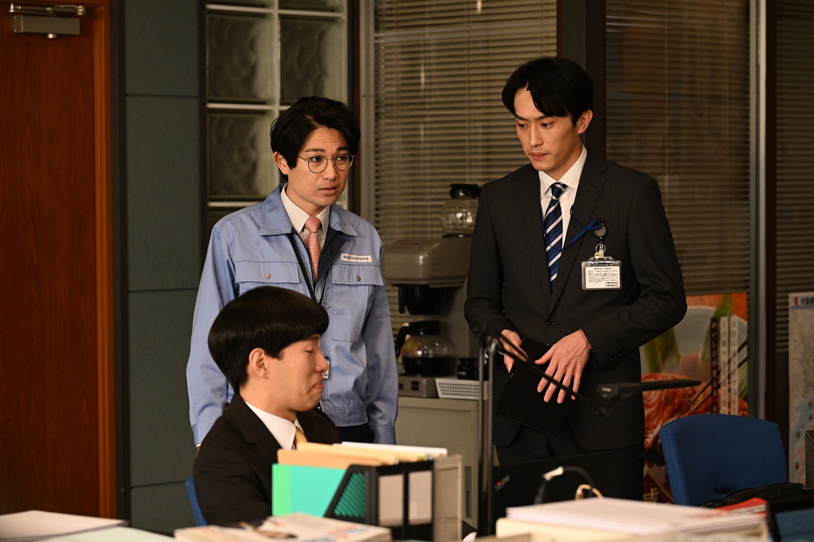 （左から）坂口涼太郎、水川かたまり、杉野遥亮 「罠の戦争」第9話より（C）カンテレ