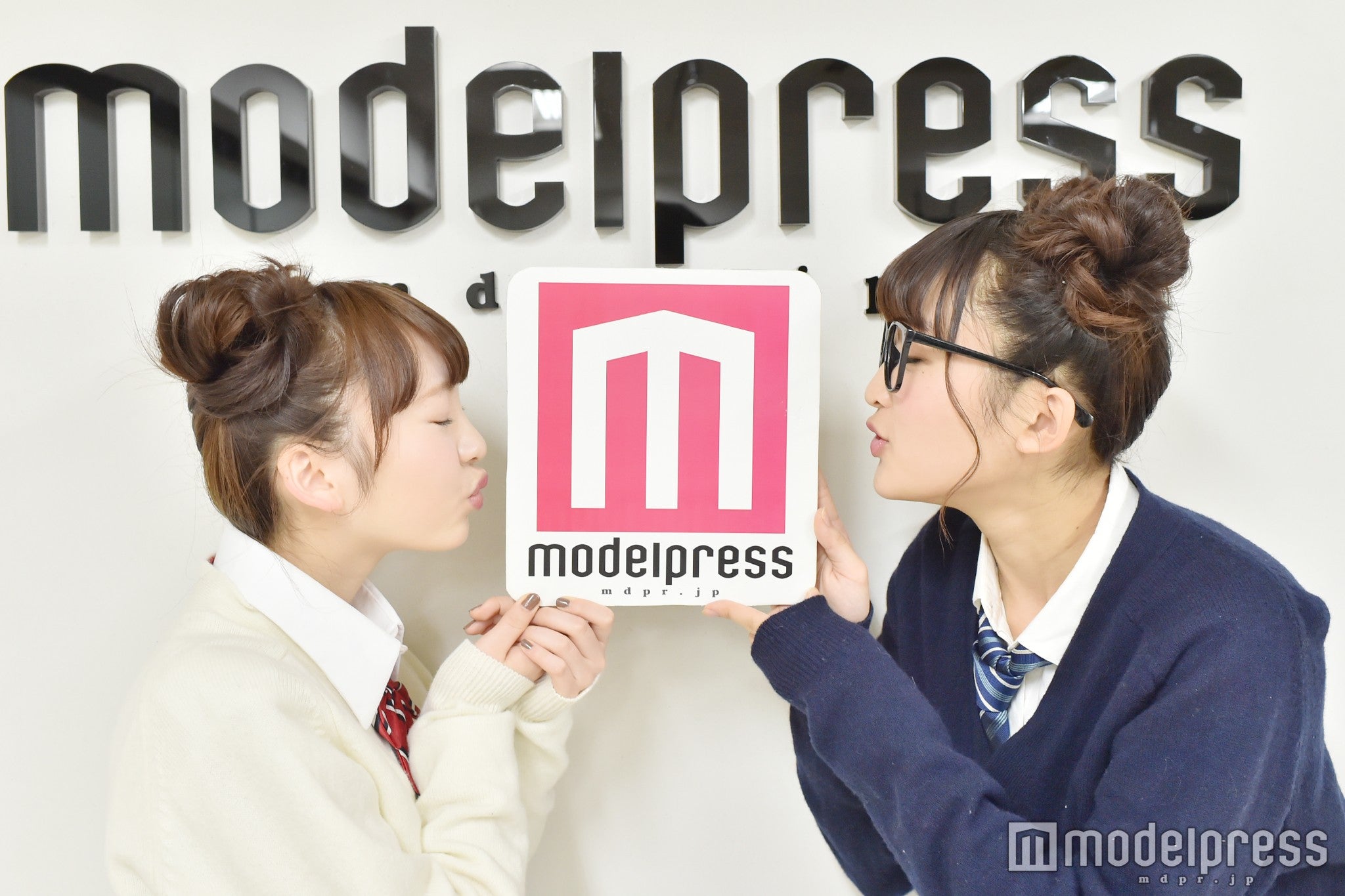 まこみな／（左から）まこ、みなみ／（C）モデルプレス