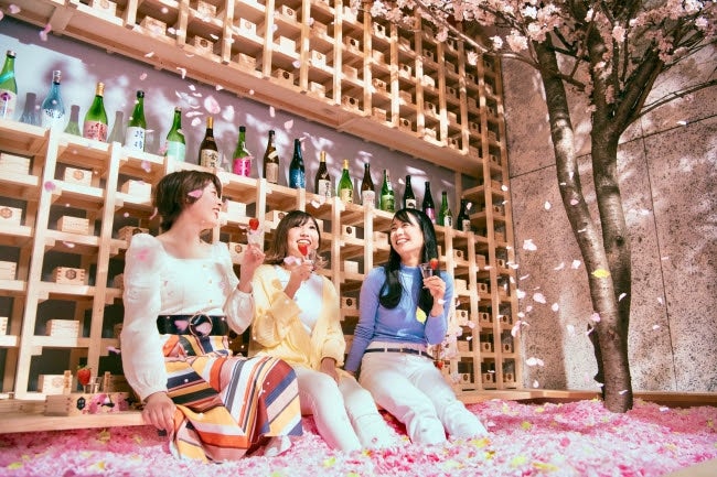 「SAKURA CHILL BAR」花びら120万枚の桜プールでいちご＆地酒を堪能
